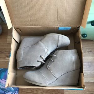 **NWOT Toms Suede Wedges